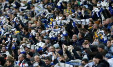 Фанат бурно праздновал гол в ворота «Челси» и упал с трибуны. Видео