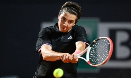 Перешедший под флаг Казахстана российский теннисист в тяжелом матче вышел в четвертьфинал турнира в Монпелье