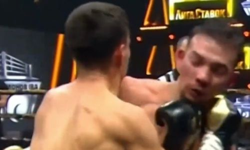 Непобежденный боксер из Казахстана проиграл россиянину. Видео