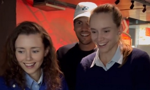 Елена Рыбакина с сестрой посетили парк Ferrari World в Абу-Даби. Видео