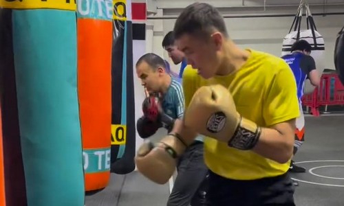 Непобежденный казахстанский боксер готовится к возвращению на ринг после двухлетнего простоя. Видео