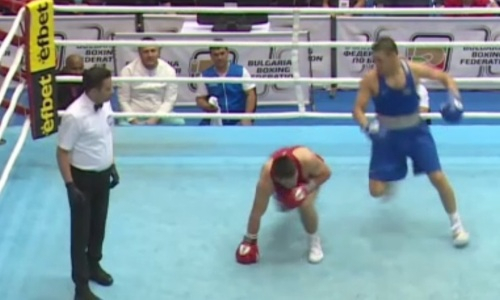 Как казахстанский боксер побывал в нокдауне и победил узбекистанца на малом чемпионате мира. Видео