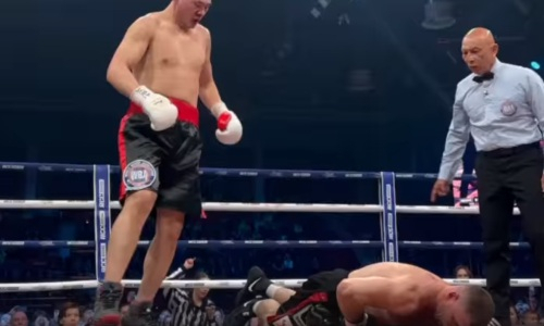 Российский боксер улетел в нокаут после 19 побед. Видео