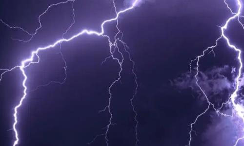 Футболиста убило ударом молнии во время матча. Видео