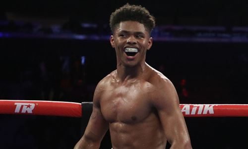Непобежденный чемпион мира в трех весах передумал уходить из бокса