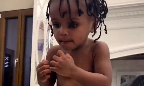 Двухлетний внук Флойда Мэйвезера показал бой с тенью на столе. Видео