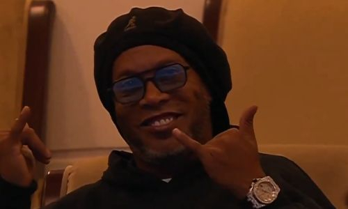 Роналдиньо следит за Еленой Рыбакиной. Видео