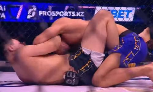 Казахстанский боец ярко финишировал узбекистанца в первом раунде. Видео