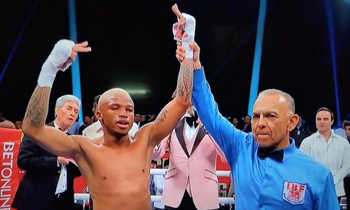 Нокаут решил исход драматичного боя-реванша за титул чемпиона мира. Видео