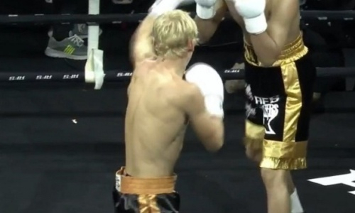 «Извините, скажу на русском». Даня Милохин попросил прощения после дебютной победы в боксе