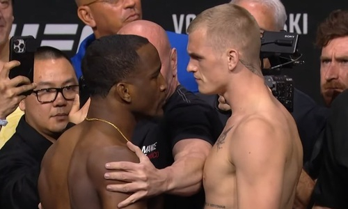 Бывший соперник Шавката Рахмонова в UFC и друг казахстанца провели дуэль взглядов перед боем. Видео