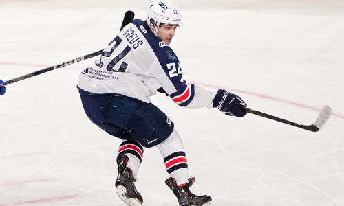 Казахстанский хоккеист сыграл в матче КХЛ с камбэком и семью шайбами