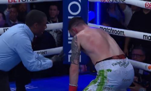 Тяжелым нокаутом и первым поражением закончился главный бой в США. Видео