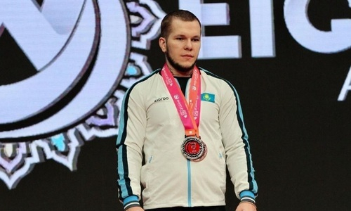 Казахстанский призер чемпионата Азии по тяжелой атлетике прокомментировал свою медаль