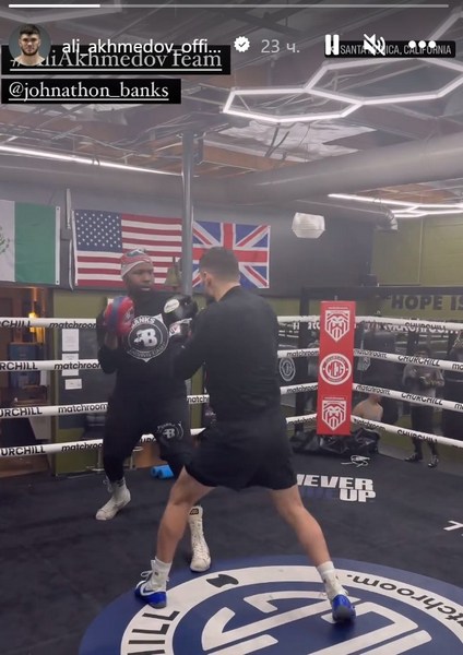 Казахстанский боксер проводит тренировки с наставником Головкина