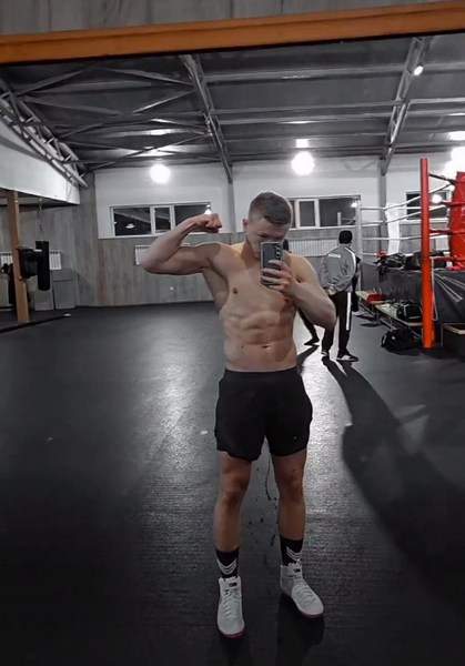 Непобежденный казахстанский боксер показал шикарную физическую форму