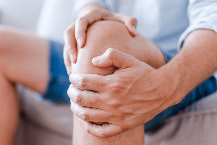 Названы самые распространенные причины боли в коленях
