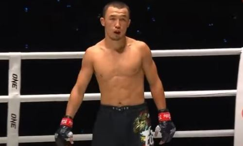 Непобежденный казахстанский боец потерпел первое поражение в карьере. Видео