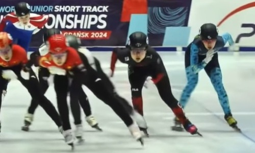 Видео исторического финиша казахстанки на юниорском чемпионате мира по шорт-треку