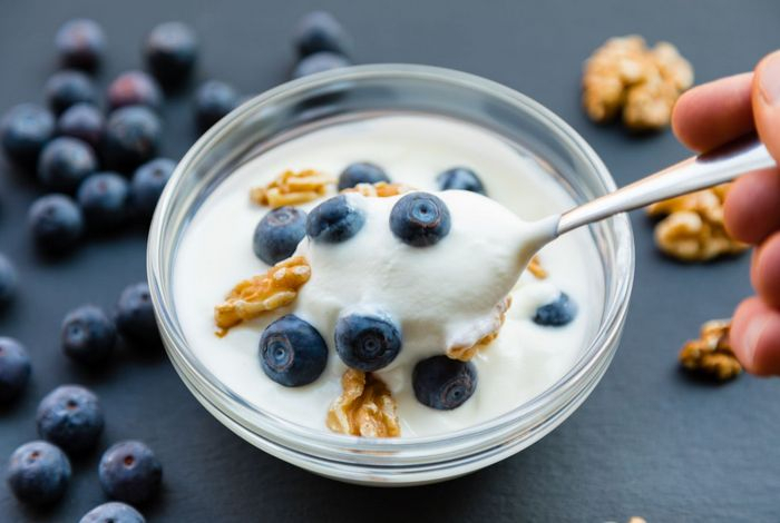 Не просто помогает похудеть. Названы пять преимуществ греческого йогурта для здоровья