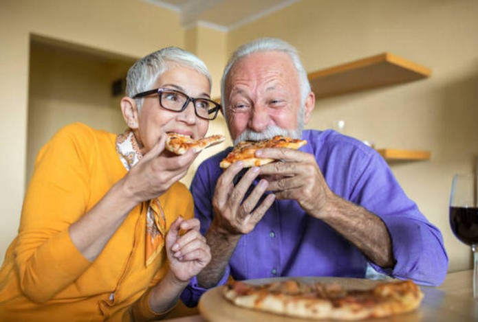 Назван неожиданно полезный для пожилых «нездоровый» продукт