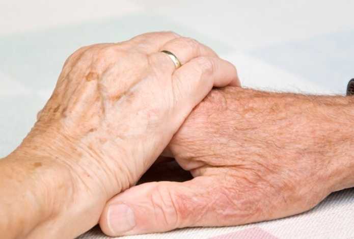 «Возникает внезапно». Врач назвала неожиданный признак хрупких сосудов у пожилых