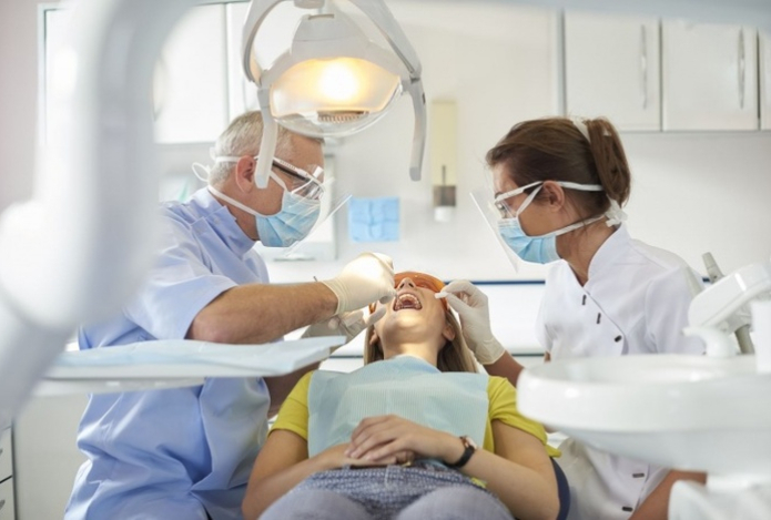 Стоматолог назвала три ранних признака диабета во рту