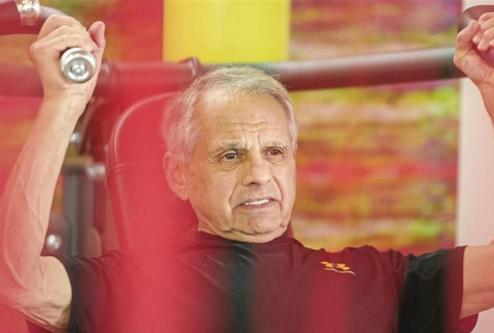 «Не мог даже подняться по лестнице». 83-летний триатлонист рассказал, как изменил свою жизнь