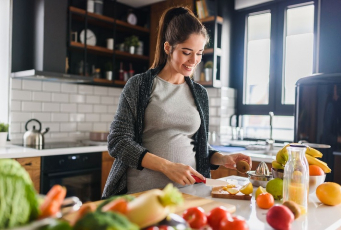 Врач предупредила об опасности использования пластиковых досок при приготовлении еды