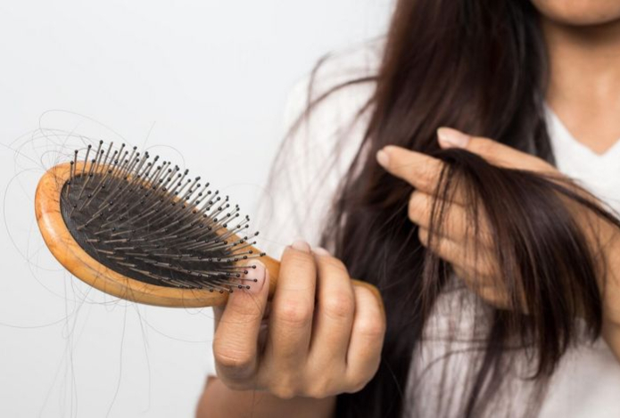 Врач назвал продукты, из-за которых выпадают волосы — 99% людей едят их каждый день