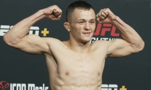 Казахстанский боец сделал вес перед поединком с Нурмагомедовым в UFC. Видео
