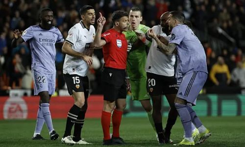 Судейским скандалом с двумя красными карточками завершился матч мадридского «Реала»