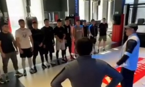 Казахстанские профи-боксеры тренируются со сборной Узбекистана. Видео