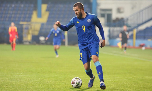 «Понял, почему на поле никого не видел». Экс-нападающий сборной Казахстана опубликовал смешной пост