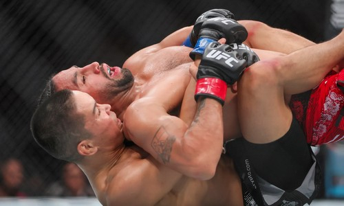 Казахстанского бойца признали главной угрозой для чемпиона UFC