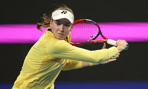 Елена Рыбакина вернулась на корт и сыграла с первой ракеткой России. Видео