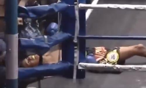 Боксер улетел в жуткий нокаут в первом раунде. Видео
