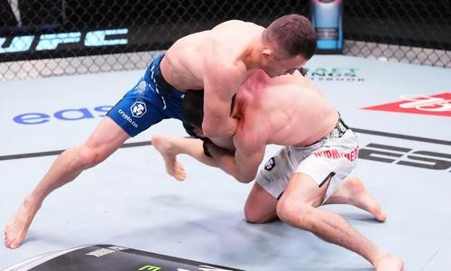 Дебютант UFC из Казахстана удостоился похвалы топового бойца