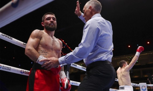 Российского боксера лишили гонорара в бою с узбекистанцем за титул чемпиона мира