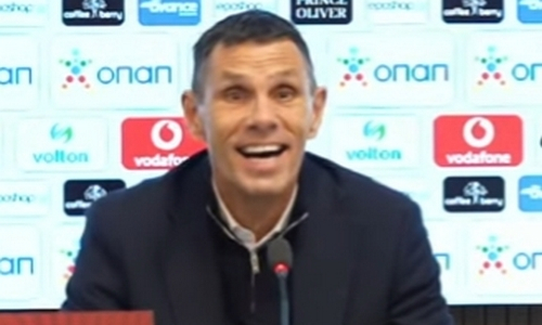 Главного тренера сборной Греции вынудили «бежать» после матча с Казахстаном. Видео