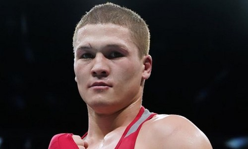 Казахстанский боксер нокаутом проиграл узбекистанцу на турнире в Баку