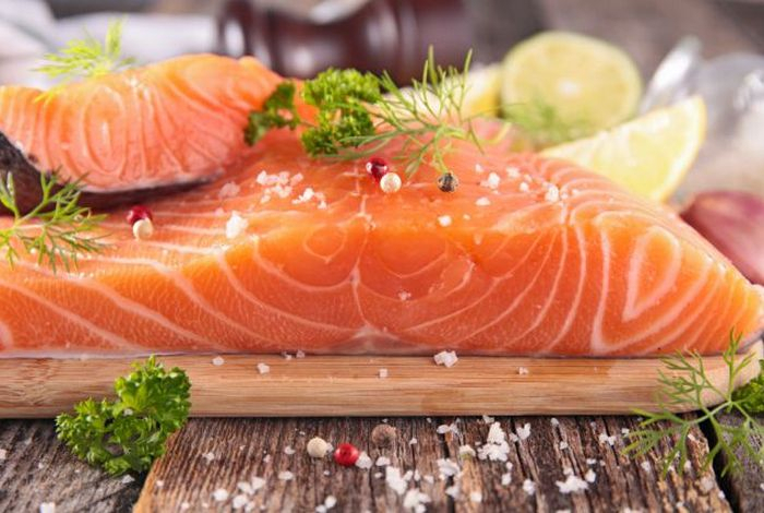 Гастроэнтеролог рассказал о пользе и опасности соленой красной рыбы