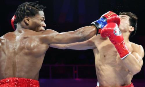 Боксера из Узбекистана нокаутировали за семь секунд до конца боя за титул чемпиона мира. Видео