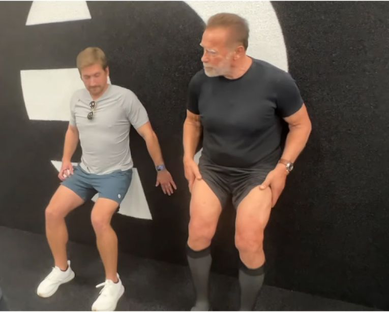 Арнольд Шварценеггер показал, как правильно делать приседания при болях в коленях. Фото