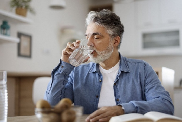 Эксперты назвали шесть причин, почему нужно пить тёплую воду по утрам