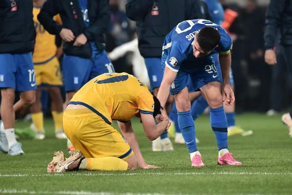 Игроки сборной Греции утешили казахстанских футболистов