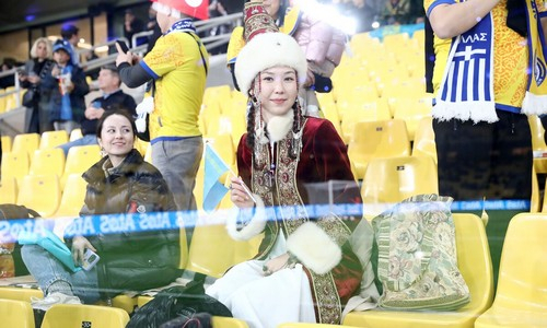 «Это заслуживает аплодисментов». Болельщики сборной Казахстана вызвали восхищение в Греции