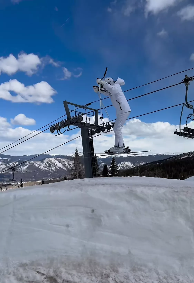 Джон Траволта похвастался успехами сына в катании на горных лыжах