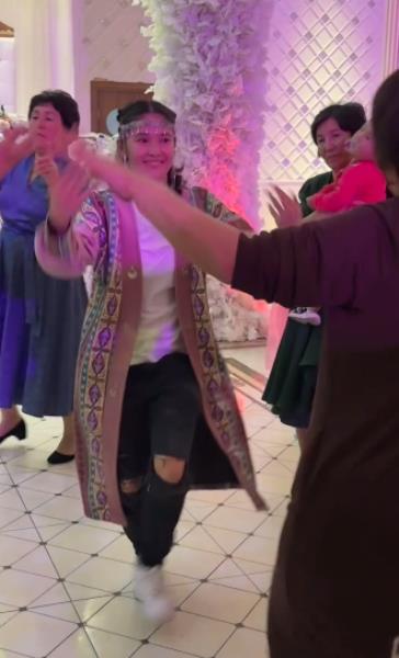 Чемпионка мира показала, как от души отрываться на казахских тоях. Видео