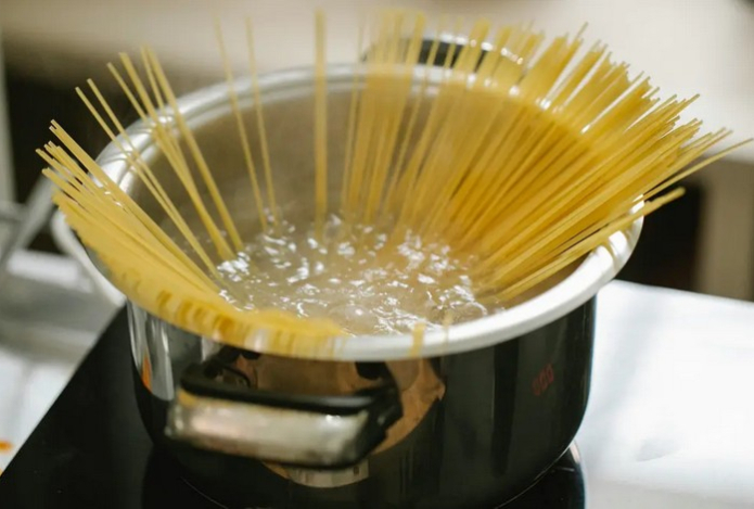 «Не вздумайте выливать». Названы пять продуктов, вода из-под которых незаменима в хозяйстве